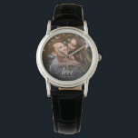 Aangepaste legant-kalligrafie-paar-bruiloft foto horloge<br><div class="desc">Elegant trouwbelang voor Passen getrouwd,  Valentijnsdag,  verloving,  dat je favoriete koppel laat zien met moderne scriptkalligrafie die LOVE over je aangepaste tekst leest,  zoals namen en/of datum of een persoonlijk bericht over een donkere gradiënt om de typografie uit te drukken.</div>