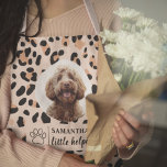 Aangepaste Leopard Print Hond Foto's Schort<br><div class="desc">Voeg een vleugje persoonlijkheid toe aan uw keuken met ons Custom Leopard Print Dog Photo Schort! Dit stijlvolle schort is voorzien van een trendy luipaardprint, gepersonaliseerd met een foto van uw geliefde hond en hun naam. Gemaakt van hoogwaardige, duurzame stof, het is perfect om te koken, bakken of grillen terwijl...</div>