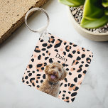 Aangepaste Leopard Print Hondenfoto met naam Sleutelhanger<br><div class="desc">Draag een stuk van uw geliefde huisdier bij u waar u ook gaat met onze Custom Leopard Print Dog Photo met Name Sleutelhanger! Deze stijlvolle sleutelhanger is voorzien van een chique luipaardprint, gepersonaliseerd met een foto van uw hond en zijn naam, waardoor het een uniek en modieus accessoire is. Deze...</div>