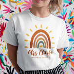 Aangepaste leraar naam Grade Boho Rainbow Sun T-shirt<br><div class="desc">De Custom Name Boho Earth Tone Rainbow Sun T-shirt is een uniek en stijlvol kledingstuk dat boze en aardeachtige elementen combineert met een levendige regenboogzon. Naast het opvallende grafisch, kan het T-shirt ook met uw lerarennaam, evenals de rang of een ander citaat worden aangepast, of het over vriendelijkheid of klaslokaalregels...</div>