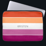 Aangepaste lesbische vlag met naam laptop sleeve<br><div class="desc">Praktisch en modern oranje,  wit en paars gekleurd blok strepen vormgeving patroon (de lesbische vlagkleuren). Voeg de naam van uw keuze toe om deze coole laptophoes aan te passen.</div>