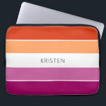 Aangepaste lesbische vlag met naam laptop sleeve<br><div class="desc">Praktisch en modern oranje,  wit en paars gekleurd blok strepen vormgeving patroon (de lesbische vlagkleuren). Voeg de naam van uw keuze toe om deze coole laptophoes aan te passen.</div>
