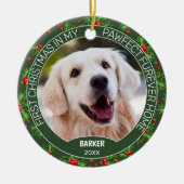 Aangepaste leuke huisdierfoto 1e kerst op hulstbes keramisch ornament (Voorkant)