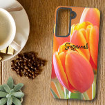 Aangepaste, levendige Oranje Tulp Flowers Foto Samsung Galaxy Hoesje<br><div class="desc">Deze close-up foto toont gele gekleurde oranje tulpen. Pas de tekst aan, verwijder de tekst of bewerk met het ontwerpgereedschap een lettertypestijl, -grootte en -kleur die u wilt selecteren. U kunt dit ontwerp, waar het geschikt past, aan één van de andere die telefoondoosmerken ook toevoegen in de de rolbar van...</div>