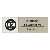 Aangepaste Logo Beige Magnetische Naam Tag Badge (Voorkant)