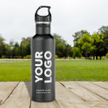 Aangepaste Logo en tekst op zwart Waterfles<br><div class="desc">Adverteer met uw zakelijke logo, slogan, bedrijfsnaam, website of andere aangepaste tekst op een zwarte fles van roestvrij staal met een merk. Vervang de steekproef logo en de tekst met uw in sidebar. Witte of lichtgekleurde logo's werken het beste met de donkere achtergrond. Het merkteken kan elke vorm zijn. Dit...</div>