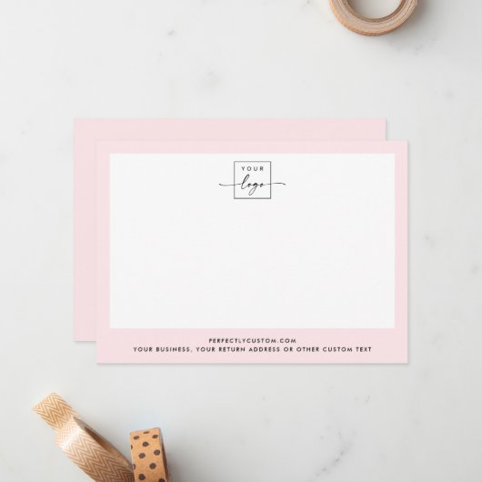 Aangepaste logo- en tekstlichtroze rand modern notitiekaartje (Voorkant / Achterkant in situ)