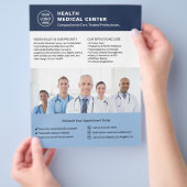 Aangepaste Logo Foto QR Healthcare Clinic Doctor B Flyer (Hand)