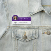 Aangepaste Logo Foto Titel Paarse Witte Medewerker Naamplaatje (In situ)