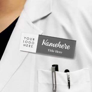 Aangepaste Logo Hand Script Vet Grijs Magnet Titel Naambadge