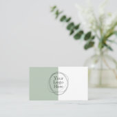 Aangepaste Logo Modern Minimalistisch Sage Groen Visitekaartje (Staand voorkant)