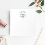 Aangepaste Logo Notitieblok<br><div class="desc">Uniek gepersonaliseerd notitieblok kenmerkt uw familienaam in het moderne handgeschreven schrijven van het calligrafiekmanuscript,  dat door uw adres binnen een dubbele ronde grens wordt omringd.</div>