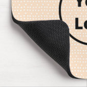 Aangepaste logo op kleine witte stippen op blush muismat (Hoek)