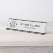Aangepaste Logo | Professioneel Elegant Lichtgrijs Bureau Naambordje (Voorkant)