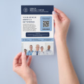 Aangepaste logo review QR zorgkliniek Flyer (Hand)