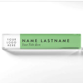Aangepaste Logo Sage Green Pastel Black Text Moder Naambordje (Voorkant)
