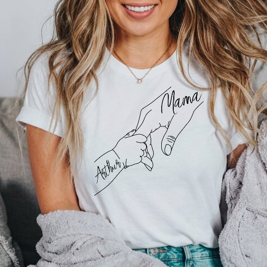 Aangepaste mama en kinderen die elkaars hand vasth t-shirt