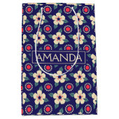 Aangepaste Marine Blauw met Crème Bloemen Gift Bag Medium Cadeauzakje (Voorkant)