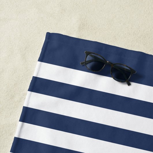 Aangepaste marine kapitein met gepersonaliseerde n strandlaken (In situ)