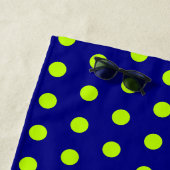 Aangepaste marineblauw en kalkgroene pokkendot strandlaken (In situ)