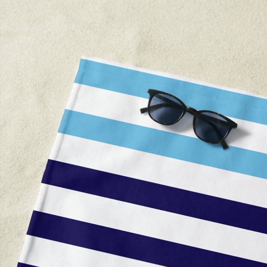 Aangepaste marineblauw en witte multistripe strandlaken (In situ)