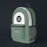 Aangepaste medewerker Logo, tekst, slogan, website Bedrukte Rugzak<br><div class="desc">Personaliseer deze professionele rugzak eenvoudig door uw bedrijfs-logo en een aangepaste tekst toe te voegen. U kunt een bedrijfsnaam, slogan, sociale media, website of aanvullende informatie toevoegen of verwijderen. Een eenvoudig en modern ontwerp in salie groen en wit met duidelijk sans serif lettertype, voor een professionele en edgy look, perfect...</div>