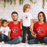 Aangepaste Mele Kalikimaka Santa Hawaiian Kerstmis T-shirt<br><div class="desc">Kerst vieren met een tropische twist! Dit T-shirt van Custom Mele Kalikimaka is voorzien van een relaxte kerstman in een Hawaïaans shirt en een zonnebril met een surfplank. Personaliseer het met uw familienaam, favoriete Hawaiiaanse bestemming en jaar. Perfect voor het toevoegen van eilandvibes aan uw vakantiefeesten, dit leuke en unieke...</div>