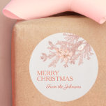 Aangepaste Merry Christmas Pink Glitter Pine Branc Ronde Sticker<br><div class="desc">Mooie waterverf ivoren textuur basis met een waterverf kerstpijnboom gekocht in een verzadigd roos kwarts blozen roze glitter,  en stoffige roos gekleurde poinsettia's. Beide tekstgebieden zijn aanpasbaar. de eerste zegt vrolijk kerstfeest,  de tweede bevat een scriptlettertype voor het plaatsen van jouw naam</div>