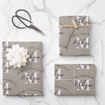 Aangepaste Merry Christmas  Rustic Monogram Inpakpapier Vel<br><div class="desc">Een gepersonaliseerd "Merry Christmas" monogram ontwerp met een Xmas een  bruine papieren look achtergrond. Een ideaal feestelijk ontwerp op maat voor het vakantieseizoen. Pas het monogram aan en maak het uw eigen!</div>