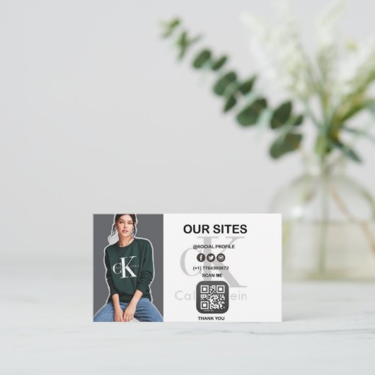 aangepaste minimale visitekaartje met QR-code – mo (Staand voorkant)