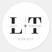 Aangepaste minimalistische serif monogram huwelijk ronde sticker (Voorkant)