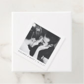 Aangepaste minimalistische zwart wit paar foto bru bedankjes labels (In situ)