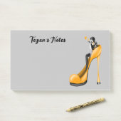 Aangepaste mode diva in stiletto geel post-it® notes (Op bureau)