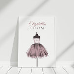 Aangepaste Mode Illustratie, Jurk op Mannequin Poster<br><div class="desc">Deze Custom Mode Illustration,  Pink Dress op een Mannequin is geweldig om uw unieke stijlvolle wanddecor te creëer.</div>