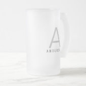 Aangepaste moderne eenvoudige monogram matglas bierpul (Voorkant rechts)