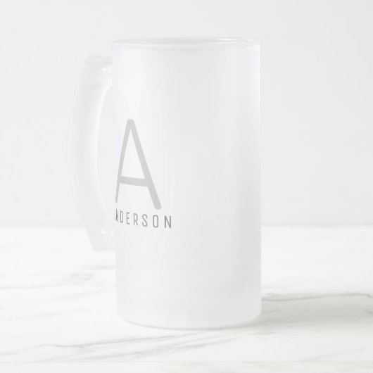 Aangepaste moderne eenvoudige monogram matglas bierpul (Voorkant links)