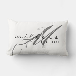 Aangepaste moderne familienaam en monogram | wit kussen