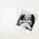 Aangepaste moderne grafische handgeschreven foto N Planner<br><div class="desc">Modern en chic, deze schattige trouwplanner laat je favoriete foto naast je namen zien in mooie scriptkalligrafie en de datum van je nuptials. Pas dit aan om het uw eigen te maken en het is zeker om een glimlach op je gezicht te zetten telkens als je het ziet!</div>