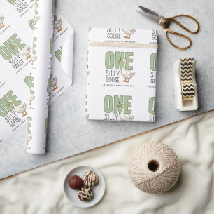Aangepaste moderne groene één domme gans eerste ve cadeaupapier