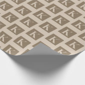 Aangepaste Moderne Monogrammed Neutral Shade Cadeaupapier (Hoek)