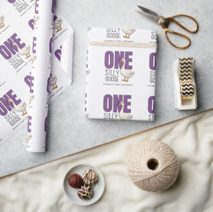 Aangepaste moderne paarse één domme gans 1e verjaa cadeaupapier