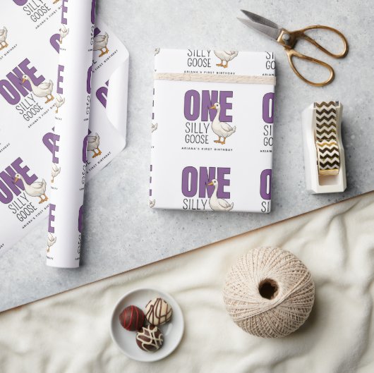 Aangepaste moderne paarse één domme gans 1e verjaa cadeaupapier (Crafts)