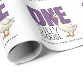 Aangepaste moderne paarse één domme gans 1e verjaa cadeaupapier (Rol Hoek)