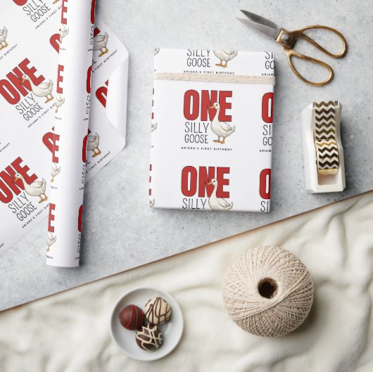 Aangepaste moderne rode domme gans 1e verjaardag cadeaupapier (Crafts)