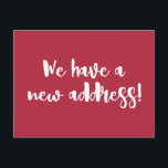 Aangepaste Moderne Rood Stijlvolle Verhuisaankondi Briefkaart<br><div class="desc">Kondig uw verhuizing in stijl aan met dit moderne rode "We hebben een nieuw adres!" briefkaart. Ontworpen met een gewaagd wit handgeschreven script op een rijke rode achtergrond, is het een stijlvolle manier om vrienden en familie te laten weten waar ze je kunnen bereiken. Volledig aanpasbaar op de achterkant met...</div>