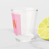 Aangepaste moderne roze oranje gemerkte initiaal  shot glas (Rechts)