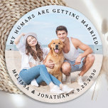 Aangepaste moderne Verloving-weduwfoto Ronde Kartonnen Onderzetter<br><div class="desc">Viel je verloving om en geef een unieke bruiloft met een hond, behalve de datums met deze aangepaste foto, en gepersonaliseerde bruiloft 'Mijn mensen worden gehuwd', met uitzondering van het date onderzetter. Pas uw favoriete foto's, namen en datum aan. Dit onderzetter van de douane-fotobruiloft is perfect voor verlofpartijen, en een...</div>