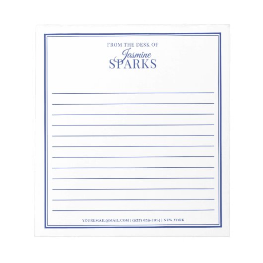 Aangepaste moderne versie van het bureau met de na notitieblok (Voorkant)