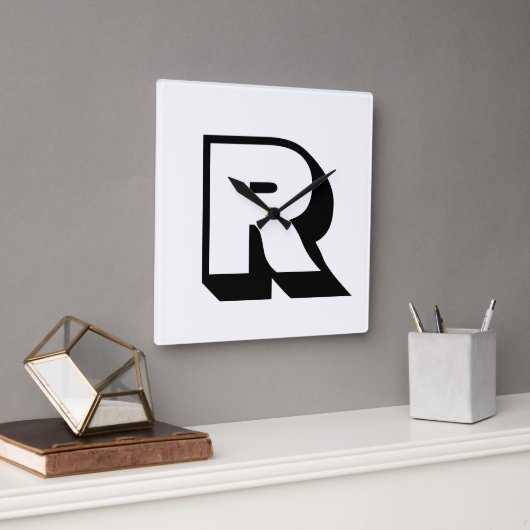 Aangepaste moderne zwart monogram blok typografie vierkante klok (Kantoor)