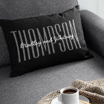 Aangepaste moderne zwarte familienaam kussen<br><div class="desc">Eenvoudig modern huiskussen met een stijlvolle zwarte achtergrond,  uw achternaam in een groot schoon lettertype en uw voornamen in een elegant scriptlettertype. Alles op deze kussen kan worden aangepast aan de stijl van je huis. Dit zou een unieke gave zijn voor nieuwigheden.</div>